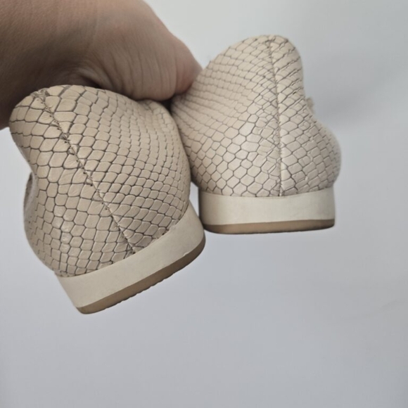 BARETRAPS POSTURE Women's Cream Ballet Flats - Picture 4 of 10